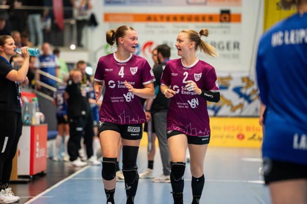 HSG Blomberg Lippe (GER) vs. HC Leipzig (GER), Handball, Women s Handball Bundesliga 1, Matchday 6, 2026–2027 Season, Blomberg, October 14, 2026: Jana Walther (HC Leipzig, No. 04) and Pauline Uhlmann (HC Leipzig, No. 02) during halftime at the Blomberg Synflex Arena on Ulmenallee, Germany