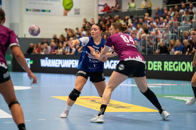 HSG Blomberg Lippe (GER) vs. HC Leipzig (GER), Handball, Women s Handball Bundesliga 1, Matchday 6, 2026–2027 Season, Blomberg, October 14, 2026: Elin Magnusdottir of HSG Blomberg Lippe (No. 33) battles Emma Niemann of HC Leipzig (No. 84) at the Blomberg Synflex Arena on Ulmenallee, Germany
