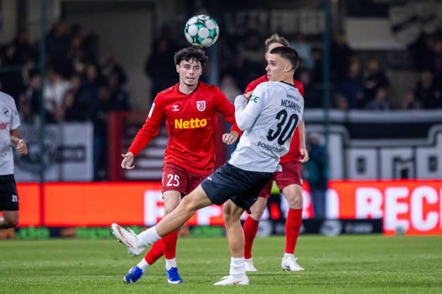 L R Nicolas Oliveira (SSV Jahn Regensburg), 25, in a tackle with Almin Mesanovic (SC Verl), 30, GER, SC Verl vs. SSV Jahn Regensburg, Soccer, 3rd Division, Matchday 9, 2026–2027 season, October 14, 2026 DFL regulations prohibit any use of photographs as image sequences and or quasi-video GER, SC Verl vs. SSV Jahn Regensburg, Soccer, 3rd League, Matchday 9, 2026–2027 season, October 14, 2026, Verl Copyright: xEibner-Pressefoto JanxRollingerx EP_JSK