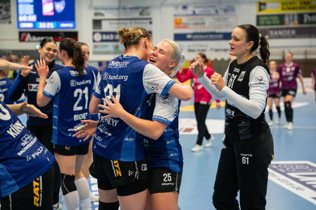 HSG Blomberg Lippe GER vs. HC Leipzig GER, Handball, Women s Handball Bundesliga 1, Matchday 6, 2026–2027 Season, Blomberg, October 14, 2026—Karolina Jurenczyk (HSG Blomberg Lippe, 81) and Lilli Roepcke (HSG Blomberg Lippe, 25) celebrate after their victory over HC Leipzig (GER) at the Blomberg Synflex Arena on Ulmenallee, Germany