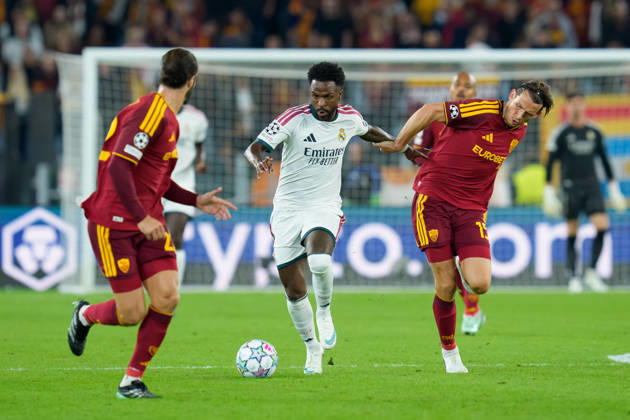 AS Roma v Real Madrid C.F. - UEFA Champions League 2026 27 League Phase MD2 Vinicius Junior of Real Madrid CF and Marten de Roon of AS Roma compete for the ball during the AS Roma v Real Madrid C.F. - UEFA Champions League 2026 27 League Phase MD2 at Stadio Olimpico on October 14, 2026 in Rome, Italy Rome Stadio Olimpico Lazio Italy Copyright: xGiuseppexMaffiax 261014_UCL_Roma-RealMadrid_GM_09252