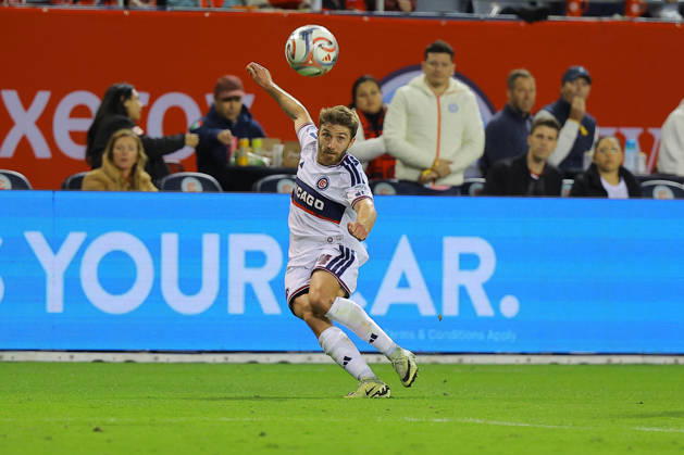 CHICAGO, IL - OCTOBER 14: Jonathan Dean 24 of Chicago Fire FC kicks the ball during the first half against the Philadelphia Union on October 14, 2026 at Soldier Field in Chicago. (Photo by Melissa Tamez Icon Sportswire) SOCCER: OCT 14 MLS, Fussball Herren, USA Chicago Fire FC vs Philadelphia Union EDITORIAL USE ONLY Icon261014021