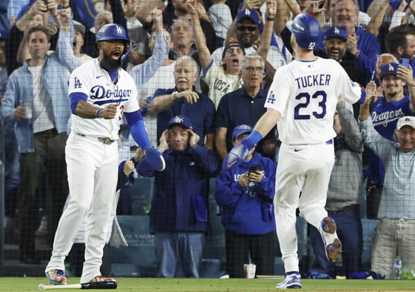 Los Angeles Dodger Teoscar Hernandez (37) celebrates with Kyle Tucker after they both scored on a two-rbi double by Will Smith against the Milwaukee Brewers in the sixth inning of the MLB, Baseball Herren, USA National League Championship Series playoffs at Dodger Stadium in Los Angeles, California, on Wednesday, October 14, 2026.  LAP20261014721 CAROLINExBREHMAN