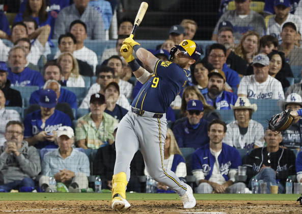 Milwaukee Brewers Jake Bauers (9) hits a two-run home run against the Los Angeles Dodgers in the seventh inning of the MLB, Baseball Herren, USA National League Championship Series playoffs at Dodger Stadium in Los Angeles, California, on Wednesday, October 14, 2026.  LAP20261014725 CAROLINExBREHMAN