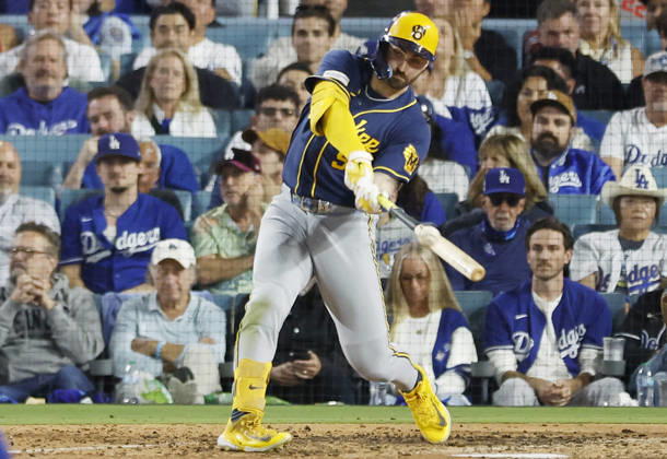 Milwaukee Brewers Garrett Mitchell (5) hits a solo home run against the the Los Angeles Dodgers in the seventh inning of the MLB, Baseball Herren, USA National League Championship Series playoffs at Dodger Stadium in Los Angeles, California, on Wednesday, October 14, 2026.  LAP20261014727 CAROLINExBREHMAN