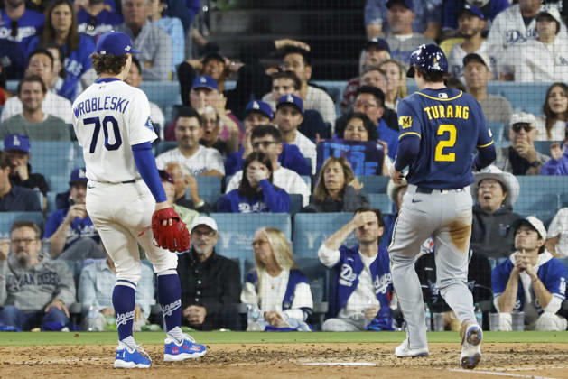 Milwaukee Brewers Brice Turang (2) scores on a wild pitch by Los Angeles Dodgers pitcher Justin Wrobleski (70) in the eighth inning of the MLB, Baseball Herren, USA National League Championship Series playoffs at Dodger Stadium in Los Angeles, California, on Wednesday, October 14, 2026.  LAP20261014736 CAROLINExBREHMAN