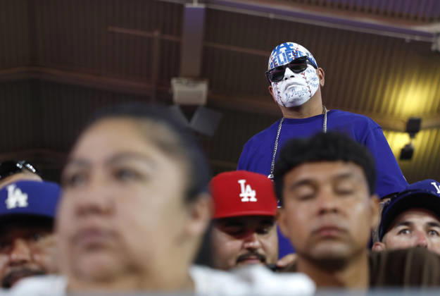 A Los Angeles Dodgers fan watches the action as the Dodgers trail the Milwaukee Brewers 5-2 in the bottom of the eighth inning in the MLB, Baseball Herren, USA National League Championship Series playoffs at Dodger Stadium in Los Angeles, California, on Wednesday, October 14, 2026.  LAP20261014738 CAROLINExBREHMAN