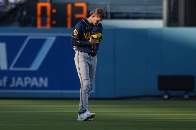 MLB, Baseball Herren, USA NLCS Game 3 - Los Angeles Dodgers vs Milwaukee Brewers Brewers infielder Cooper Pratt (12) prays in the outfield prior to game 3 of the National League Championship Series between the Los Angeles Dodgers and the Milwaukee Brewers at Uniqlo Field in Dodger Stadium in Los Angeles, California, USA, 14 October 2026. LOS ANGELES CALIFORNIA United States  Copyright: xCHRISxTORRESx
