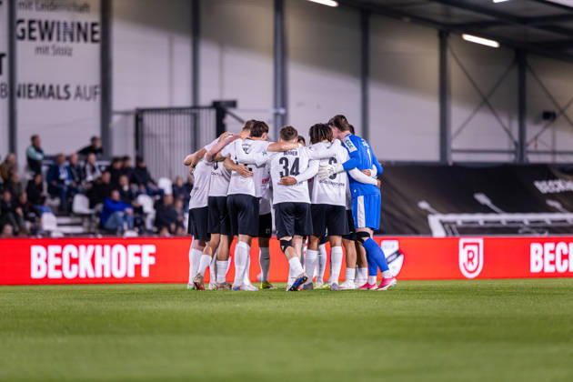The SC Verl players are standing together in a circle GER, SC Verl vs. SSV Jahn Regensburg, soccer, 3rd Division, Matchday 9, 2026–2027 season, October 14, 2026 DFL regulations prohibit the use of photographs as image sequences and or quasi-video GER, SC Verl vs. SSV Jahn Regensburg, soccer, 3rd Division, Matchday 9, 2026–2027 season, October 14, 2026, Verl Copyright: xEibner-Pressefoto JanxRollingerx EP_JSK