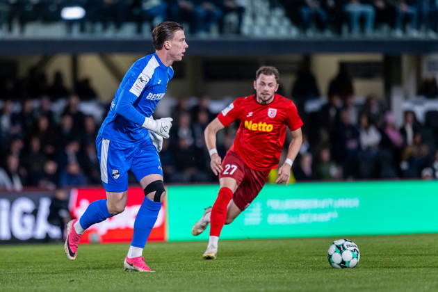 L R Timo Schlieck, SC Verl, 01; Lucas Hermes, SSV Jahn Regensburg, 27 (GER); SC Verl vs. SSV Jahn Regensburg, Soccer, 3rd Division, Matchday 9, 2026–2027 Season, October 14, 2026 DFL regulations prohibit any use of photographs as image sequences and or quasi-video GER, SC Verl vs. SSV Jahn Regensburg, Soccer, 3rd Division, Matchday 9, 2026–2027 season, October 14, 2026, Verl Copyright: xEibner-Pressefoto JanxRollingerx EP_JSK