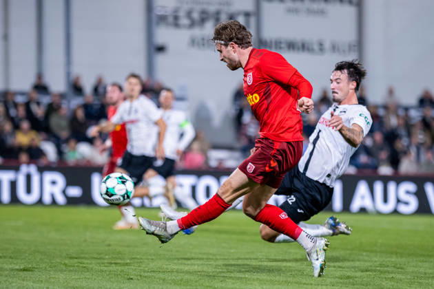 L R David Philipp (SSV Jahn Regensburg, 08) in a tackle with Noah Koenig (SC Verl, 22) GER, SC Verl vs. SSV Jahn Regensburg, Soccer, 3rd Division, Matchday 9, 2026–2027 season, October 14, 2026 DFL regulations prohibit any use of photographers’ images as image sequences and or quasi-video GER, SC Verl vs. SSV Jahn Regensburg, Soccer, 3rd League, Matchday 9, 2026–2027 season, October 14, 2026, Verl Copyright: xEibner-Pressefoto JanxRollingerx EP_JSK