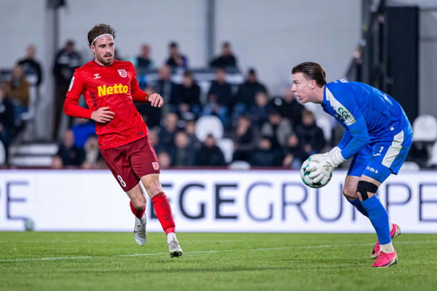 L R David Philipp SSV Jahn Regensburg, 08, Timo Schlieck SC Verl, 01 GER, SC Verl vs. SSV Jahn Regensburg, Soccer, 3rd Division, Matchday 9, 2026–2027 Season, October 14, 2026 DFL regulations prohibit any use of photographs as image sequences and or quasi-video GER, SC Verl vs. SSV Jahn Regensburg, Soccer, 3rd League, Matchday 9, 2026–2027 season, October 14, 2026, Verl Copyright: xEibner-Pressefoto JanxRollingerx EP_JSK