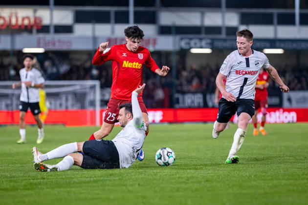 L R Niko Kijewski, SC Verl, 19 (on the ground), Nicolas Oliveira, SSV Jahn Regensburg, 25, Dennis Waidner, SC Verl, 08 GER, SC Verl vs. SSV Jahn Regensburg, Soccer, 3rd Division, Matchday 9, 2026–2027 season, October 14, 2026 DFL regulations prohibit any use of photographs as image sequences and or quasi-video GER, SC Verl vs. SSV Jahn Regensburg, Soccer, 3rd League, Matchday 9, 2026–2027 season, October 14, 2026, Verl Copyright: xEibner-Pressefoto JanxRollingerx EP_JSK