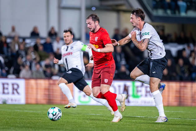 L R Lucas Hermes (SSV Jahn Regensburg), 27, in a tackle with Noah Koenig (SC Verl), 22, GER, SC Verl vs. SSV Jahn Regensburg, Soccer, 3rd Division, Matchday 9, 2026–2027 Season, October 14, 2026 DFL regulations prohibit any use of photographs as image sequences and or quasi-video GER, SC Verl vs. SSV Jahn Regensburg, Soccer, 3rd Division, Matchday 9, 2026–2027 season, October 14, 2026, Verl Copyright: xEibner-Pressefoto JanxRollingerx EP_JSK