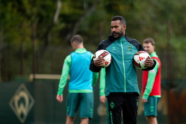 October 13, 2026, GER, Soccer, Men s, 1. Bundesliga, 2026–2027 Season, Practice, SV Werder Bremen, Daniel Thioune, Werder Bremen, Coach with balls, Bremen Training Facility, Weserstadion, Bremen, Germany Copyright: xNordphoto Memmlerx