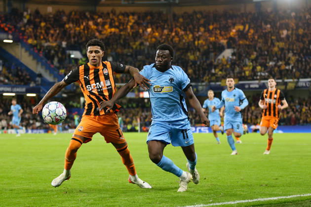LONDON, ENGLAND - OCTOBER 14: Vinicius Tobias of Shakhtar Donetsk protects the ball from Aboubakary Koita of AEK Athens during the UEFA Champions League 2026 27 League Phase MD2 match between FC Shakhtar Donetsk and AEK Athens at Stamford Bridge on October 14, 2026 in London, England. Copyright: xMBxMediax