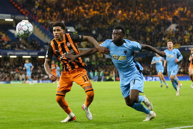 LONDON, ENGLAND - OCTOBER 14: Vinicius Tobias of Shakhtar Donetsk receives pressure from Aboubakary Koita of AEK Athens during the UEFA Champions League 2026 27 League Phase MD2 match between FC Shakhtar Donetsk and AEK Athens at Stamford Bridge on October 14, 2026 in London, England. Copyright: xMBxMediax