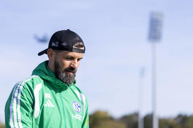 October 15, 2026, Soccer, FC Schalke 04 practice; Coach Miron Muslic; FC Schalke 04 with heads down; Gelsenkirchen; FC Schalke 04 training facility; North Rhine-Westphalia, Germany; xRHR; PHOTO YYx Copyright: RHR-FOTOx RHR-FOTO YY