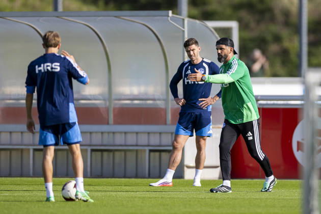 October 15, 2026, Soccer, FC Schalke 04 practice featuring Robin Gosens, FC Schalke 04, Coach Miron Muslic, FC Schalke 04, Gelsenkirchen, FC Schalke 04 training facility, North Rhine-Westphalia, Germany, xRHR, PHOTO YYx Copyright: RHR-FOTOx RHR-FOTO YY