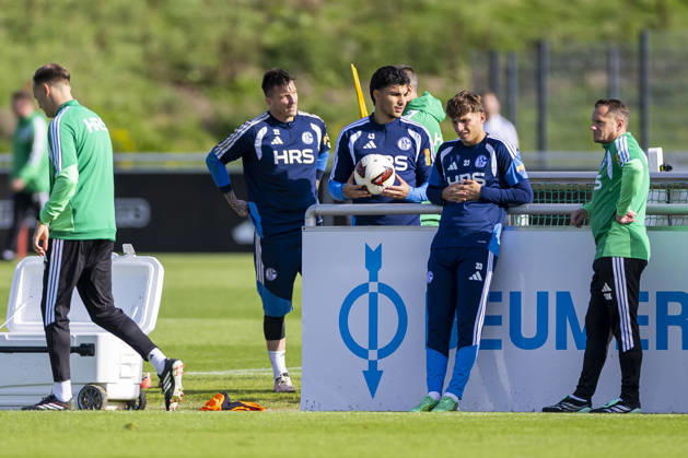 October 15, 2026, Soccer, FC Schalke 04 training: (from left) goalkeeper Kevin Müller (FC Schalke 04), Mertcan Ayhan (FC Schalke 04), Vitalie Becker (FC Schalke 04) at the FC Schalke 04 training facility in Gelsenkirchen, North Rhine-Westphalia, Germany xRHR PHOTO YYx Copyright: RHR-FOTOx RHR-FOTO YY