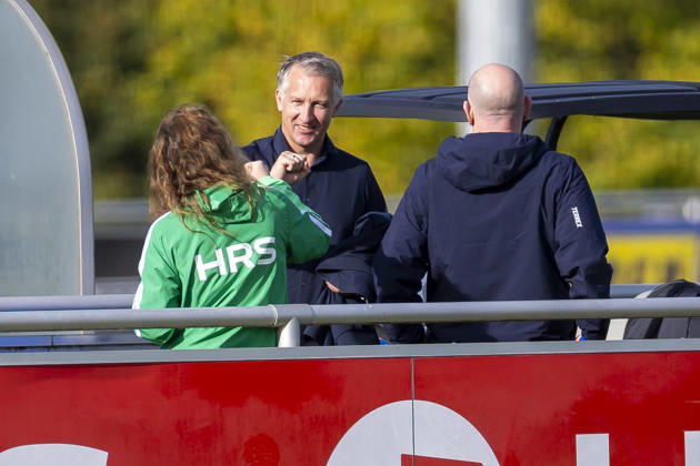 October 15, 2026, Soccer, FC Schalke 04 training session; FC Schalke 04 sporting director Frank Baumann laughs and greets staff members at the FC Schalke 04 training facility in Gelsenkirchen, North Rhine-Westphalia, Germany xRHR PHOTO YYx Copyright: RHR-FOTOx RHR-FOTO YY