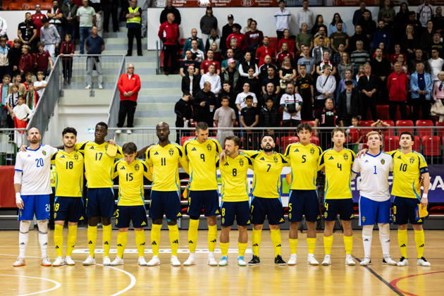 261015 Players from Sweden line up ahead of the FIFA Futsal World Cup qualifying match between Hungary and Sweden on October 15, 2026 in Nyíregyháza. Photo: Bildbyran EXT BILDBYRÅN COP 18 XY0131 futsal national team Hungary Sweden national team Sweden BBENG World Cup qualifier Hungary  Copyright: BILDBYRANxEXT BB261015BB557