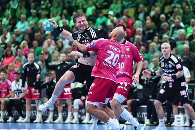 Maciej Gebala (HC Erlangen), No. 77, in a duel with David Cyrill Akakpo (HSG Wetzlar), GER; HSG Wetzlar vs. HC Erlangen, Handball, Opel Handball Bundesliga, Matchday 9, 2026–2027 season, October 15, 2026, GER, HSG Wetzlar vs. HC Erlangen, Handball, Opel Handball Bundesliga, Matchday 9, 2026–2027 season, October 15, 2026, Wetzlar Copyright: xEibner-Pressefoto RenexWeissx EP_RWS