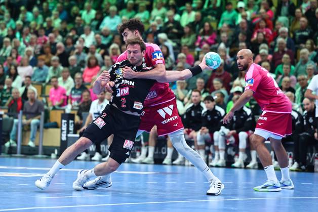 Frieder Bandlow (HC Erlangen), No. 02 in a one-on-one battle with Marti Soler (HSG Wetzlar), GER, HSG Wetzlar vs. HC Erlangen, Handball, Opel Handball Bundesliga, Matchday 9, 2026–2027 season, October 15, 2026, GER, HSG Wetzlar vs. HC Erlangen, Handball, Opel Handball Bundesliga, Matchday 9, 2026–2027 season, October 15, 2026, Wetzlar Copyright: xEibner-Pressefoto RenexWeissx EP_RWS