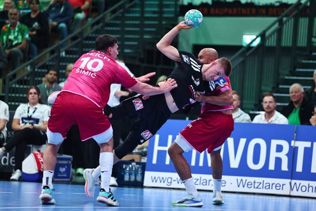 Sander Andreassen Oeverjordet of HC Erlangen, No. 08, in a one-on-one battle with Josip Simic of HSG Wetzlar (left) and David Cyrill Akakpo of HSG Wetzlar GER, HSG Wetzlar vs. HC Erlangen, Handball, Opel Handball Bundesliga, Matchday 9, 2026–2027 season, October 15, 2026, GER, HSG Wetzlar vs. HC Erlangen, Handball, Opel Handball Bundesliga, Matchday 9, 2026–2027 season, October 15, 2026, Wetzlar Copyright: xEibner-Pressefoto RenexWeissx EP_RWS