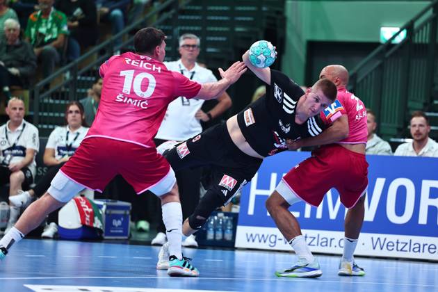 Sander Andreassen Oeverjordet of HC Erlangen, No. 08, in a one-on-one battle with Josip Simic of HSG Wetzlar (left) and David Cyrill Akakpo of HSG Wetzlar GER, HSG Wetzlar vs. HC Erlangen, Handball, Opel Handball Bundesliga, Matchday 9, 2026–2027 season, October 15, 2026, GER, HSG Wetzlar vs. HC Erlangen, Handball, Opel Handball Bundesliga, Matchday 9, 2026–2027 season, October 15, 2026, Wetzlar Copyright: xEibner-Pressefoto RenexWeissx EP_RWS