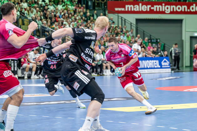 OPEL Handball Bundesliga: HSG Wetzlar vs. HC Erlangen, 15 10 26; Dominik Mappes (HSG Wetzlar), 7, Sebastian Firnhaber, HC Erlangen, 18, Josip Simic, HSG Wetzlar, 10 OPEL Handball Bundesliga HSG Wetzlar vs. HC Erlangen, Wetzlar, 15 10 26 Copyright: xBEAUTIFULxSPORTS Roeczeyx