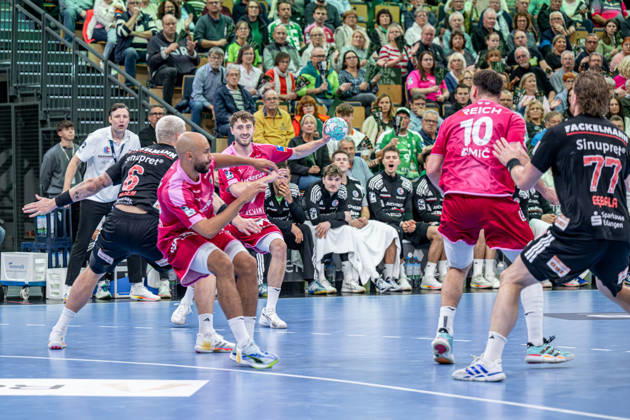 OPEL Handball Bundesliga: HSG Wetzlar vs. HC Erlangen, October 15, 2026; Niklas Theiß (HSG Wetzlar), 9; Cyrill Akakpo (HSG Wetzlar), 20; Marek Nissen, HC Erlangen, 6, Josip Simic, HSG Wetzlar, 10, Maciej Gebala, HC Erlangen, 77 OPEL Handball Bundesliga HSG Wetzlar vs. HC Erlangen, Wetzlar, 15 10 26 Copyright: xBEAUTIFULxSPORTS Roeczeyx
