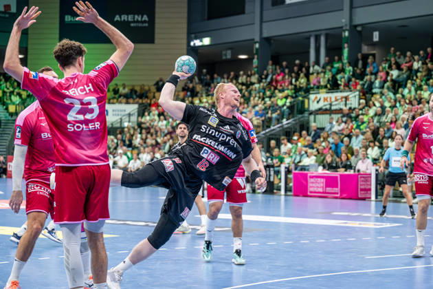 OPEL Handball Bundesliga: HSG Wetzlar vs. HC Erlangen, 15 10 26; Sebastian Firnhaber (HC Erlangen), 18; Marti Soler (HSG Wetzlar), 23; OPEL Handball Bundesliga: HSG Wetzlar vs. HC Erlangen, Wetzlar, 15 10 26 Copyright: xBEAUTIFULxSPORTS Roeczeyx