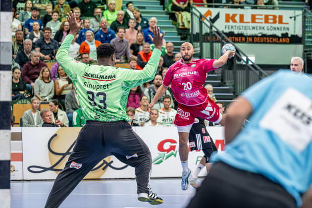 OPEL Handball Bundesliga: HSG Wetzlar vs. HC Erlangen, 15–10–26; Cyrill Akakpo (HSG Wetzlar), 20; Rubens Pierre (HC Erlangen), 93; OPEL Handball Bundesliga: HSG Wetzlar vs. HC Erlangen, Wetzlar, 15–10–26 Copyright: xBEAUTIFULxSPORTS Roeczeyx