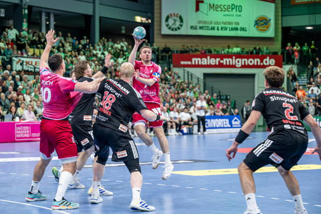 OPEL Handball Bundesliga: HSG Wetzlar vs. HC Erlangen, 15 10 26; Dominik Mappes (HSG Wetzlar), 7; Frieder Bandlow (HC Erlangen), 2; Sebastian Firnhaber (HC Erlangen), 18; Maciej Gebala (HC Erlangen), 77, Josip Simic HSG Wetzlar, 10 OPEL Handball Bundesliga HSG Wetzlar vs. HC Erlangen Wetzlar, 15 10 26 Copyright: xBEAUTIFULxSPORTS Roeczeyx