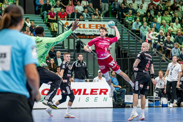 OPEL Handball Bundesliga: HSG Wetzlar vs. HC Erlangen, 15 10 26; Niklas Theiß (HSG Wetzlar), 9; Rubens Pierre (HC Erlangen), 93; Marek Nissen, HC Erlangen, 6 OPEL Handball Bundesliga HSG Wetzlar vs. HC Erlangen, Wetzlar, 15 10 26 Copyright: xBEAUTIFULxSPORTS Roeczeyx