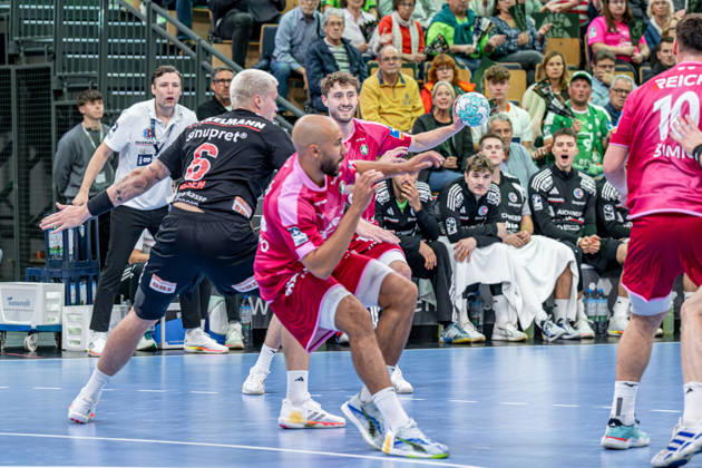 OPEL Handball Bundesliga: HSG Wetzlar vs. HC Erlangen, 15 10 26 Niklas Theiß (HSG Wetzlar), 9, Cyrill Akakpo (HSG Wetzlar), 20, Marek Nissen, HC Erlangen, 6, Josip Simic, HSG Wetzlar, 10 OPEL Handball Bundesliga HSG Wetzlar vs. HC Erlangen, Wetzlar, 15 10 26 Copyright: xBEAUTIFULxSPORTS Roeczeyx