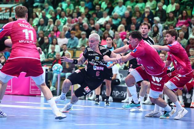 Marek Nissen (HC Erlangen), No. 06, in a one-on-one battle with Josip Simic (HSG Wetzlar), GER; HSG Wetzlar vs. HC Erlangen, Handball, Opel Handball Bundesliga, Matchday 9, 2026–2027 season, October 15, 2026, GER, HSG Wetzlar vs. HC Erlangen, Handball, Opel Handball Bundesliga, Matchday 9, 2026–2027 season, October 15, 2026, Wetzlar Copyright: xEibner-Pressefoto RenexWeissx EP_RWS