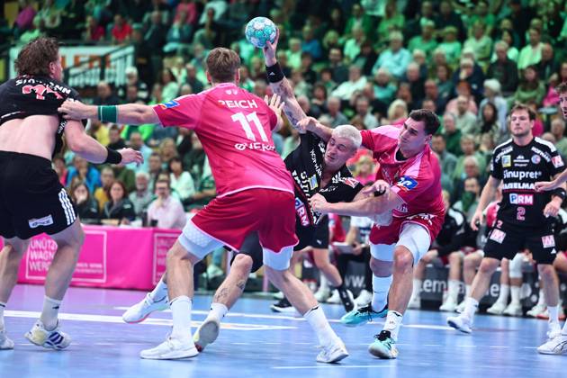 Marek Nissen (HC Erlangen, No. 06) in a one-on-one battle with Petter Oeverby (HSG Wetzlar, left) and Josip Simic (HSG Wetzlar, GER), HSG Wetzlar vs. HC Erlangen, Handball, Opel Handball Bundesliga, Matchday 9, 2026–2027 season, October 15, 2026, Germany, HSG Wetzlar vs. HC Erlangen, Handball, Opel Handball Bundesliga, Matchday 9, 2026–2027 season, October 15, 2026, Wetzlar Copyright: xEibner-Pressefoto RenexWeissx EP_RWS
