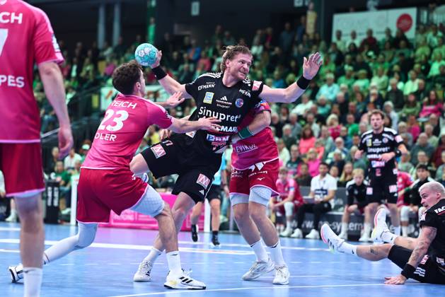 Maciej Gebala (HC Erlangen), 77, in a duel with Marti Soler (HSG Wetzlar), left (GER), HSG Wetzlar vs. HC Erlangen, handball, Opel Handball Bundesliga, Matchday 9, 2026–2027 season, October 15, 2026, GER, HSG Wetzlar vs. HC Erlangen, handball, Opel Handball Bundesliga, Matchday 9, 2026–2027 season, October 15, 2026, Wetzlar Copyright: xEibner-Pressefoto RenexWeissx EP_RWS