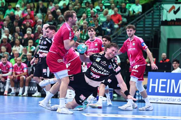 Maciej Gebala (HC Erlangen, No. 77) in a one-on-one battle with Petter Oeverby (HSG Wetzlar), left (GER), HSG Wetzlar vs. HC Erlangen, handball, Opel Handball Bundesliga, Matchday 9, 2026–2027 season, October 15, 2026, GER, HSG Wetzlar vs. HC Erlangen, Handball, Opel Handball Bundesliga, Matchday 9, 2026–2027 season, October 15, 2026, Wetzlar Copyright: xEibner-Pressefoto RenexWeissx EP_RWS