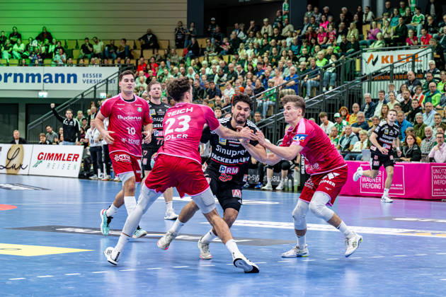 OPEL Handball Bundesliga: HSG Wetzlar vs. HC Erlangen, October 15, 2026—Eloy Morante Maldonado (HC Erlangen), 22; Marti Soler (HSG Wetzlar), 23; Paul Kompenhans, HSG Wetzlar, 34, Josip Simic, HSG Wetzlar, 10, Maciej Gebala, HC Erlangen, 77 OPEL Handball Bundesliga HSG Wetzlar vs. HC Erlangen, Wetzlar, 15 10 26 Copyright: xBEAUTIFULxSPORTS Roeczeyx