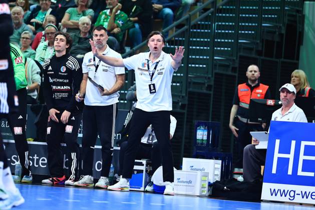 Head Coach Johannes Sellin of HC Erlangen, coach, center, giving instructions. GER, HSG Wetzlar vs. HC Erlangen, handball, Opel Handball Bundesliga, Matchday 9, 2026–2027 season, October 15, 2026, GER, HSG Wetzlar vs. HC Erlangen, Handball, Opel Handball Bundesliga, Matchday 9, 2026–2027 season, October 15, 2026, Wetzlar Copyright: xEibner-Pressefoto RenexWeissx EP_RWS