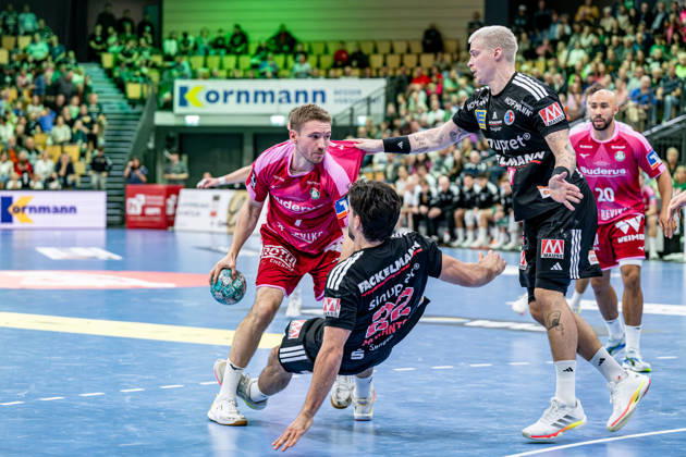 OPEL Handball Bundesliga: HSG Wetzlar vs. HC Erlangen, 15 10 26; Dominik Mappes (HSG Wetzlar), 7; Eloy Morante Maldonado (HC Erlangen), 22; Marek Nissen, HC Erlangen, 6, Cyrill Akakpo, HSG Wetzlar, 20 OPEL Handball Bundesliga HSG Wetzlar vs. HC Erlangen, Wetzlar, 15 10 26 Copyright: xBEAUTIFULxSPORTS Roeczeyx