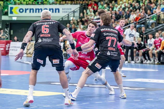 OPEL Handball Bundesliga: HSG Wetzlar vs. HC Erlangen, 15 10 26 Paul Kompenhans (HSG Wetzlar), 34, Marek Nissen, HC Erlangen, 6, Maciej Gebala, HC Erlangen, 77 OPEL Handball Bundesliga HSG Wetzlar vs. HC Erlangen, Wetzlar, 15 10 26 Copyright: xBEAUTIFULxSPORTS Roeczeyx