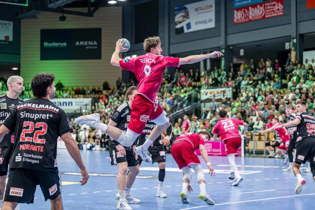 OPEL Handball Bundesliga: HSG Wetzlar vs. HC Erlangen, 15 10 26 Niklas Theiß (HSG Wetzlar), 9 , Maciej Gebala (HC Erlangen), 77, Eloy Morante Maldonado HC Erlangen, 22 OPEL Handball Bundesliga HSG Wetzlar HC Erlangen Wetzlar, 15 10 26 Copyright: xBEAUTIFULxSPORTS Roeczeyx