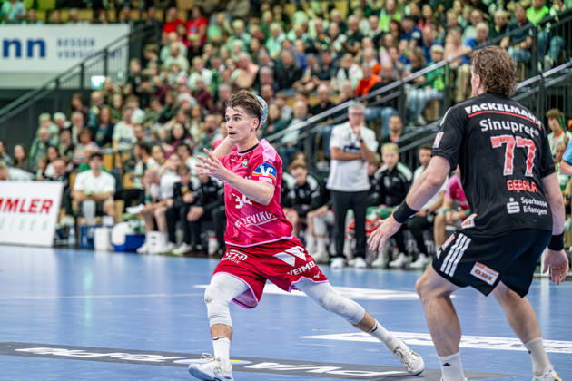 OPEL Handball Bundesliga: HSG Wetzlar vs. HC Erlangen, 15–10–26; Paul Kompenhans (HSG Wetzlar), 34; Maciej Gebala (HC Erlangen), 77; OPEL Handball Bundesliga: HSG Wetzlar vs. HC Erlangen, Wetzlar, 15–10–26 Copyright: xBEAUTIFULxSPORTS Roeczeyx