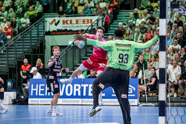 OPEL Handball Bundesliga: HSG Wetzlar vs. HC Erlangen, 15 10 26; Marti Soler (HSG Wetzlar), 23; Rubens Pierre (HC Erlangen), 93, Frieder Bandlow, HC Erlangen, 2 OPEL Handball Bundesliga: HSG Wetzlar vs. HC Erlangen, Wetzlar, October 15, 2026 Copyright: xBEAUTIFULxSPORTS Roeczeyx