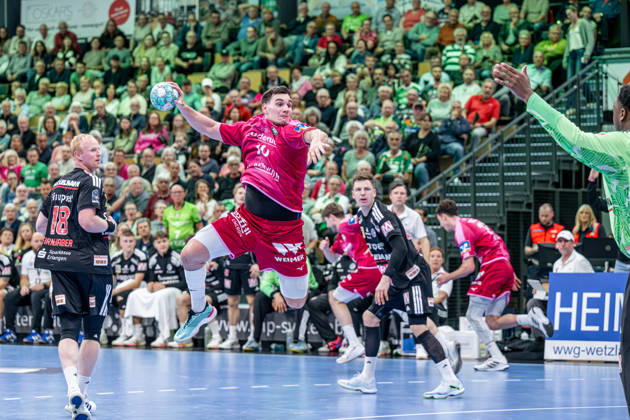 OPEL Handball Bundesliga: HSG Wetzlar vs. HC Erlangen, 15–10–26; Josip Simic (HSG Wetzlar), 10; Sebastian Firnhaber (HC Erlangen), 18; OPEL Handball Bundesliga: HSG Wetzlar vs. HC Erlangen, Wetzlar, 15–10–26 Copyright: xBEAUTIFULxSPORTS Roeczeyx