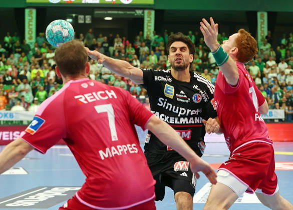 October 15, 2026, xovx, Opel Handball Bundesliga, HSG Wetzlar vs. HC Erlangen: Dominik Mappes (HSG Wetzlar), Eloy Morante Maldonado (HC Erlangen), Tomas Piroch (HSG Wetzlar); Wetzlar, Buderus Arena, Hesse, Germany, DE